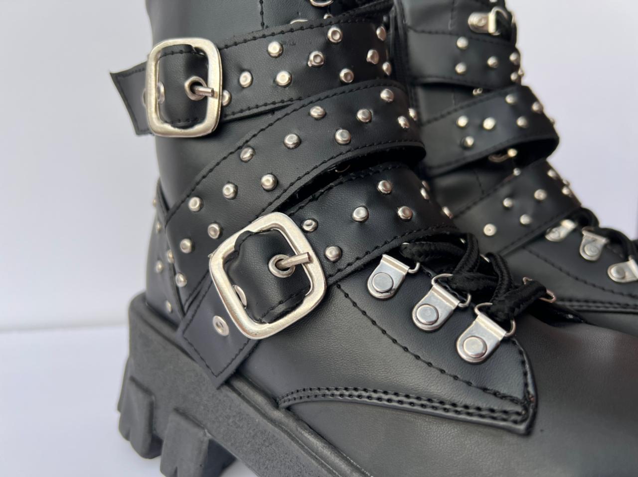 Botas negras - taches  Boots, Studded ankle boots, Shoe boots
